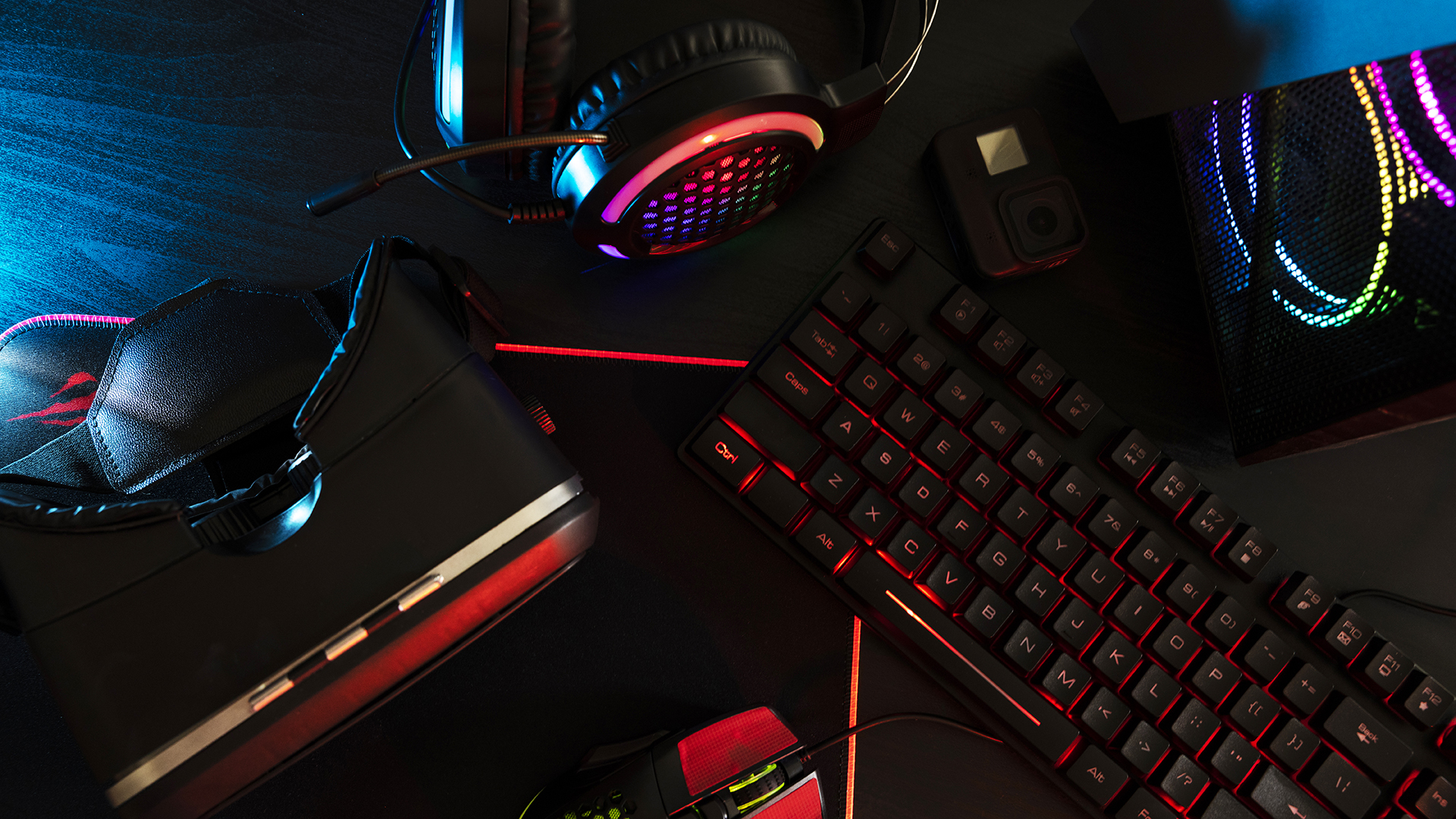 Cómo equipar tu escritorio gamer: 5 recomendaciones clave Cómo equipar tu escritorio gamer: 5 recomendaciones clave